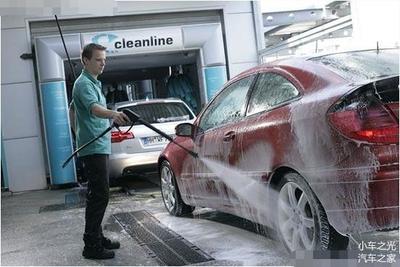 用清水洗车隔天便会落灰,老司机教你一绝招,车身变得锃亮不沾灰